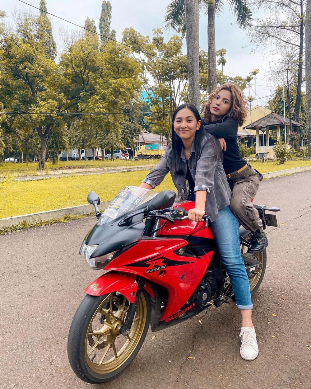 8 Potret kedekatan Harini Sondakh dan Naimma Aljufri, bak kakak adik