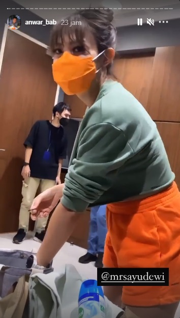 Ubah gaya rambut, 6 potret Ayu Dewi pakai poni ini bikin awet muda