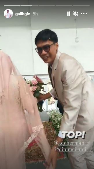 10 Potret pernikahan Ade Herman 'Deden TOP' dan Dini Meilani