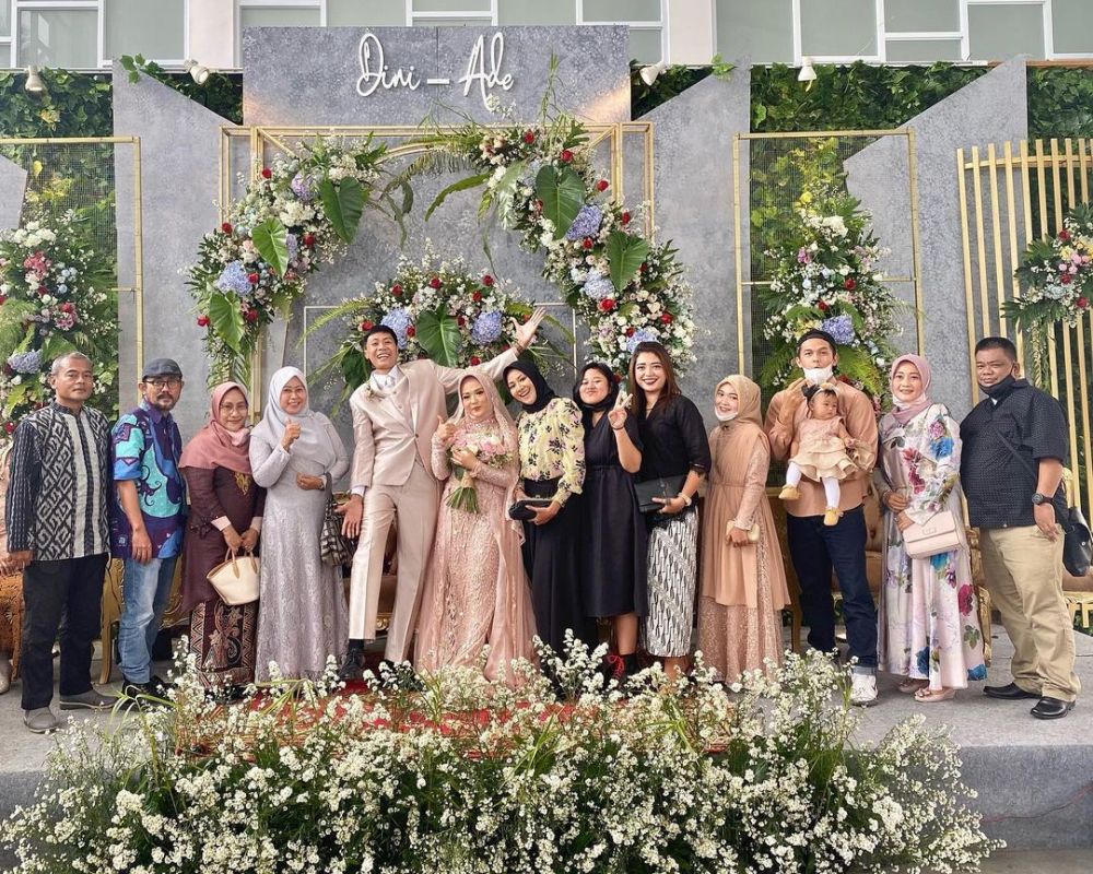 10 Potret pernikahan Ade Herman 'Deden TOP' dan Dini Meilani