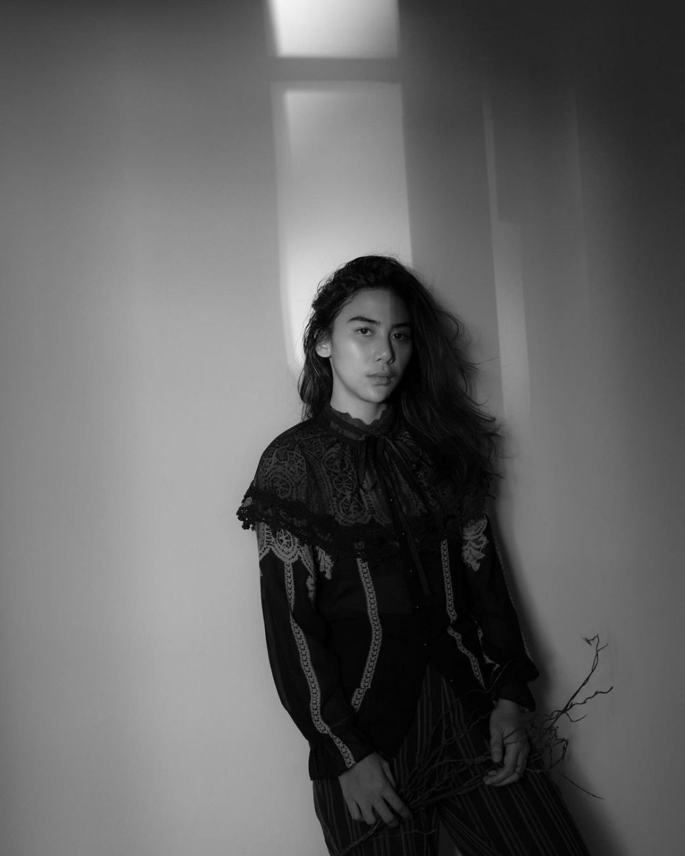 Tak hanya akting, 6 seleb cantik ini juga piawai menjadi sutradara