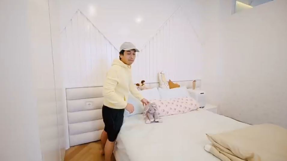 7 Potret kamar anak Raditya Dika, minimalis serba putih