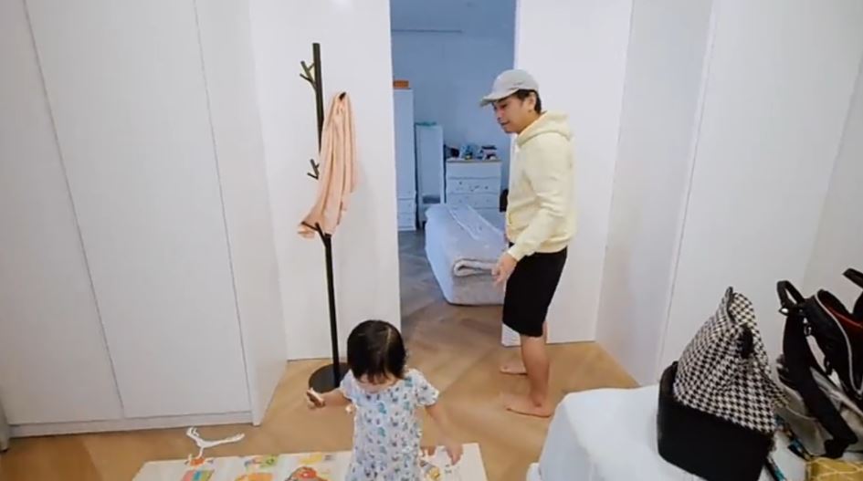 7 Potret kamar anak Raditya Dika, minimalis serba putih