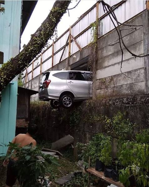 20 Momen apes saat parkir sembarangan ini bikin tepuk jidat