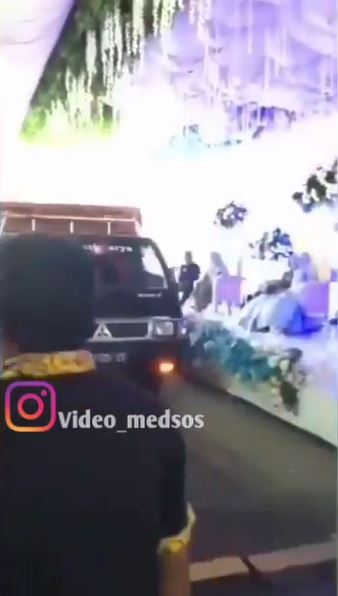 Viral video mobil pengangkut ayam melintas di tengah acara pernikahan