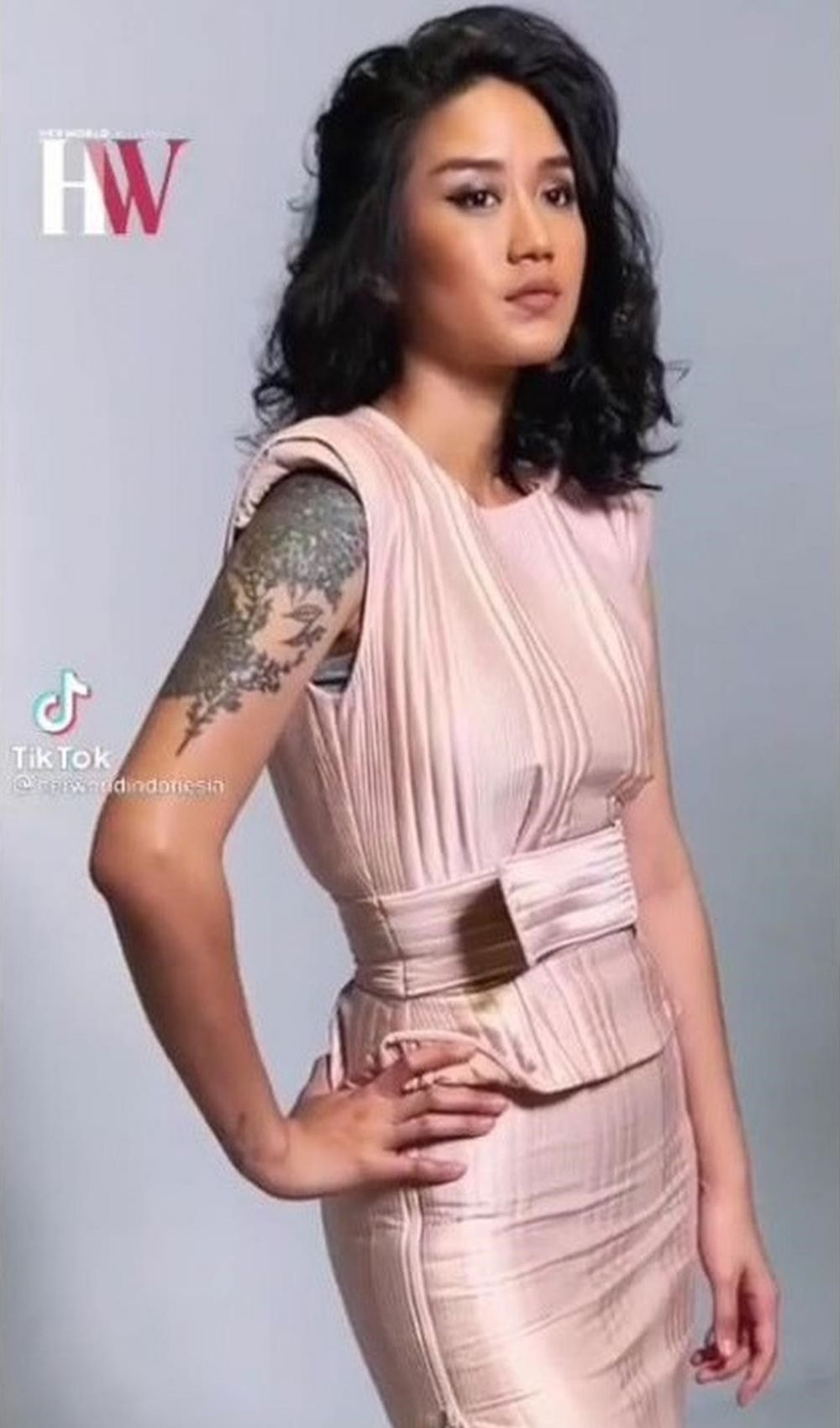 Tampil beda, 7 gaya pemotretan Chef Renatta Moeloek bergaya feminin