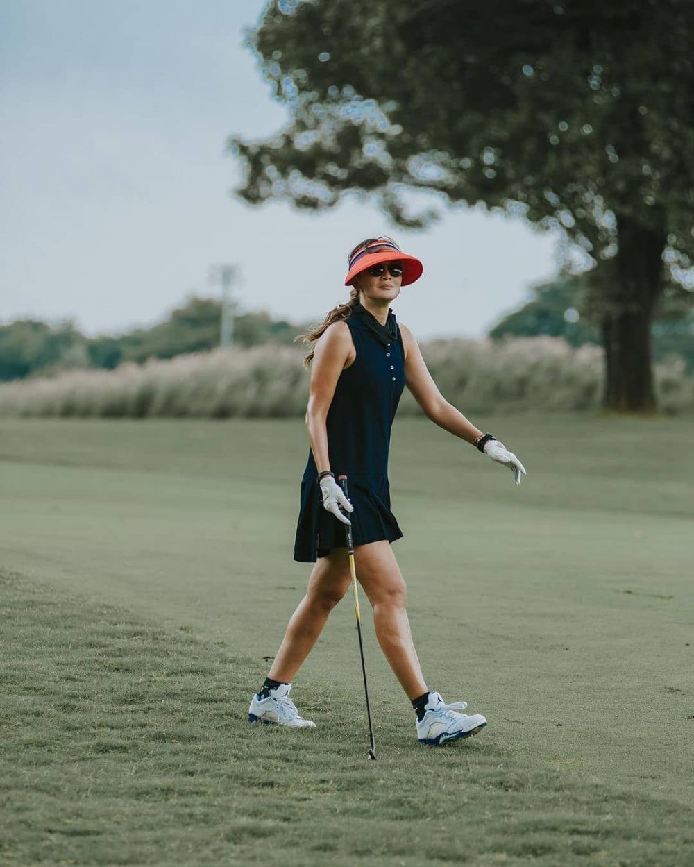 10 Gaya OOTD Luna Maya saat main golf, bak atlet profesional