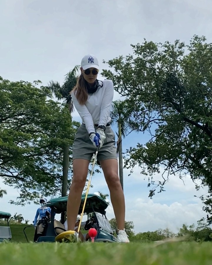 10 Gaya OOTD Luna Maya saat main golf, bak atlet profesional