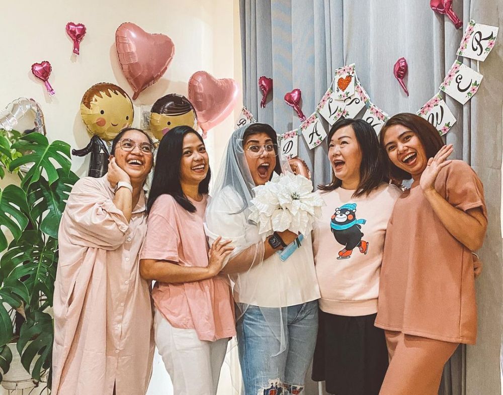 8 Momen seru bridal shower Regina Ivanova, dihadiri sahabat