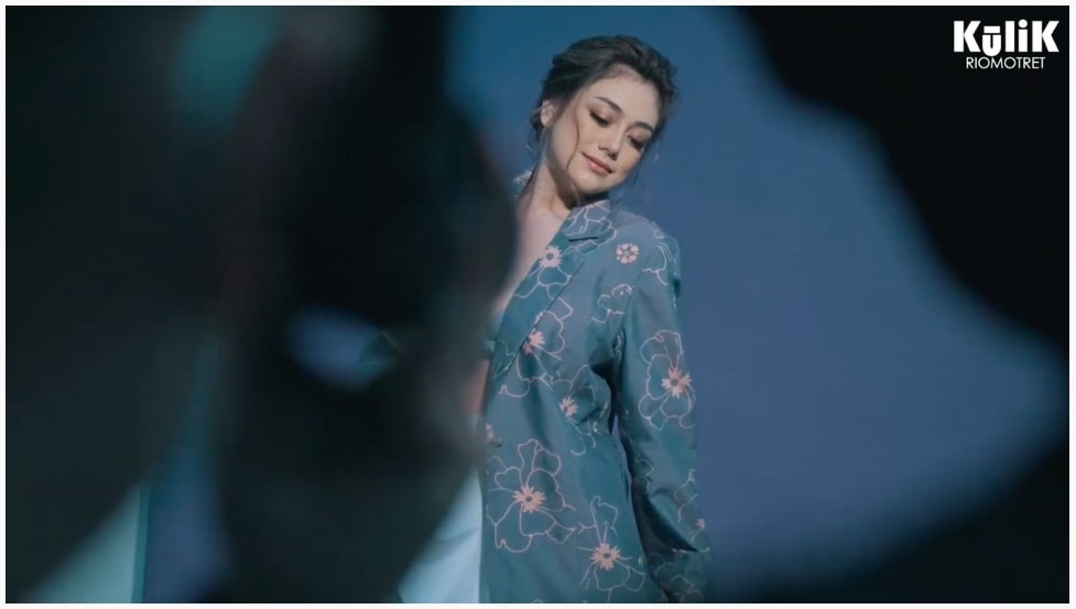 8 Gaya pemotretan terbaru Celine Evangelista dalam 3 tema, swag banget