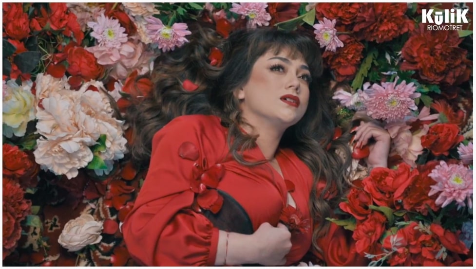 8 Gaya pemotretan terbaru Celine Evangelista dalam 3 tema, swag banget