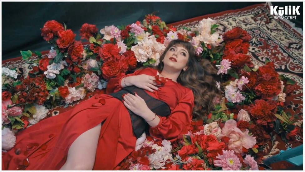 8 Gaya pemotretan terbaru Celine Evangelista dalam 3 tema, swag banget