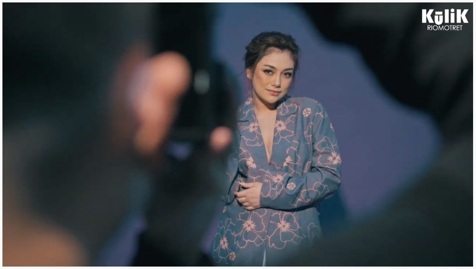 8 Gaya pemotretan terbaru Celine Evangelista dalam 3 tema, swag banget