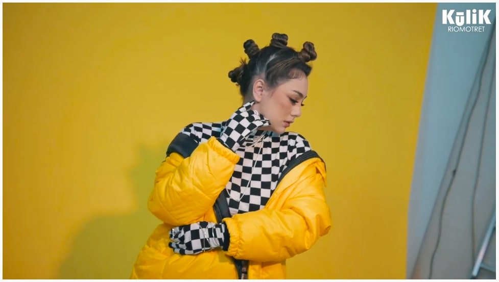 8 Gaya pemotretan terbaru Celine Evangelista dalam 3 tema, swag banget