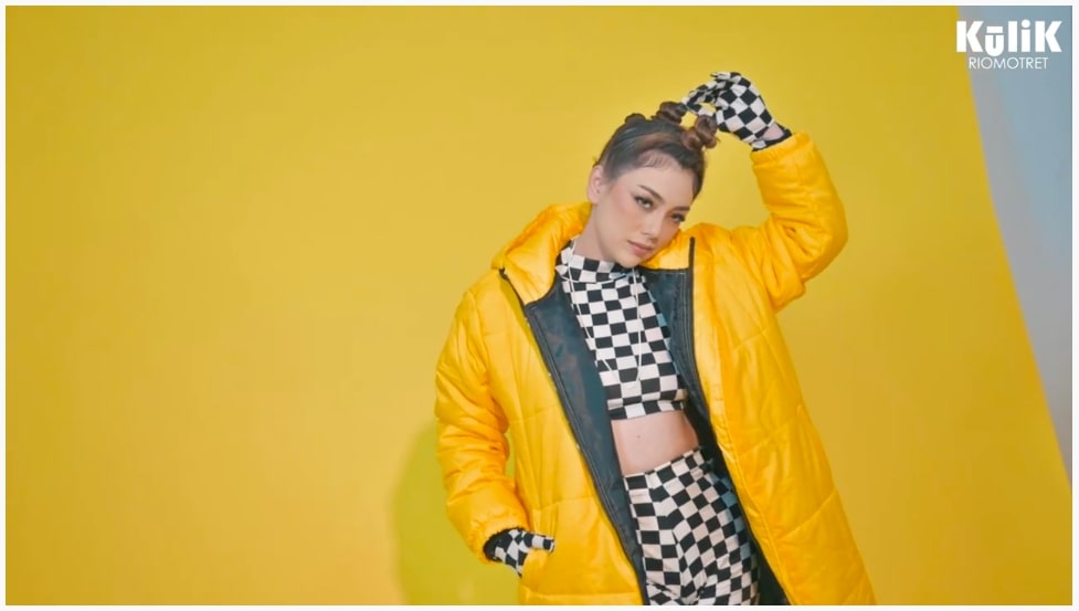 8 Gaya pemotretan terbaru Celine Evangelista dalam 3 tema, swag banget