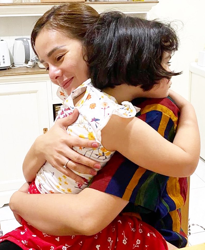 Biasa glamor, ini potret natural 8 host infotainment di keseharian