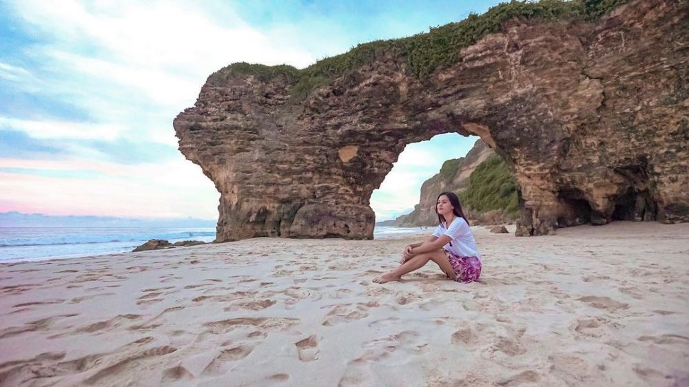 8 Potret Rebecca Tamara saat liburan di alam, gayanya kece abis