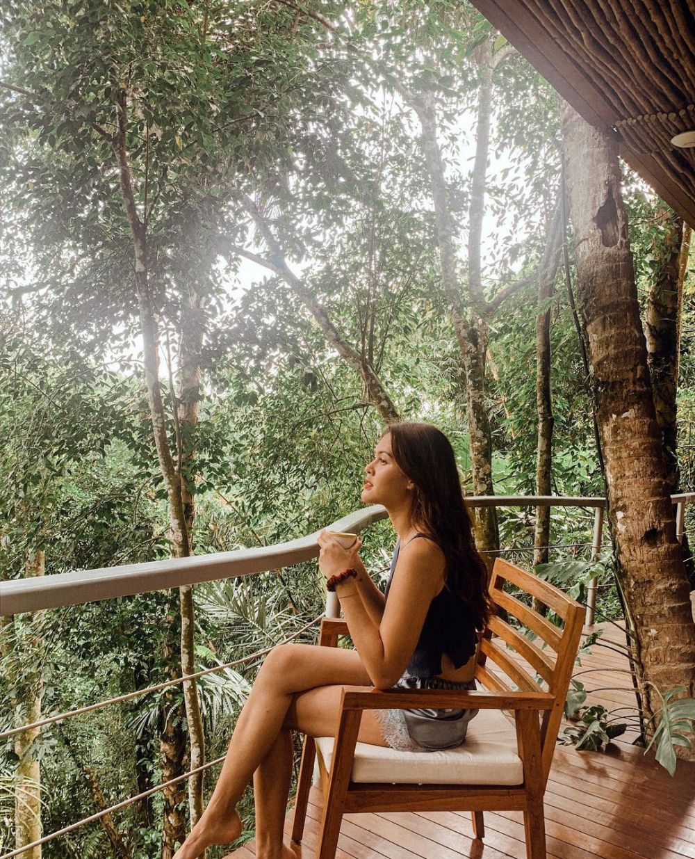 8 Potret Rebecca Tamara saat liburan di alam, gayanya kece abis