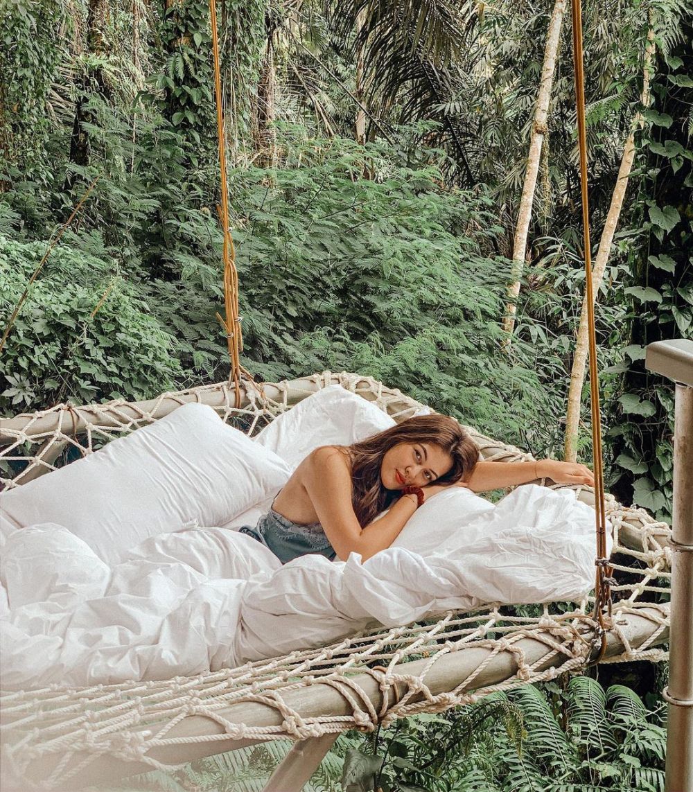 8 Potret Rebecca Tamara saat liburan di alam, gayanya kece abis