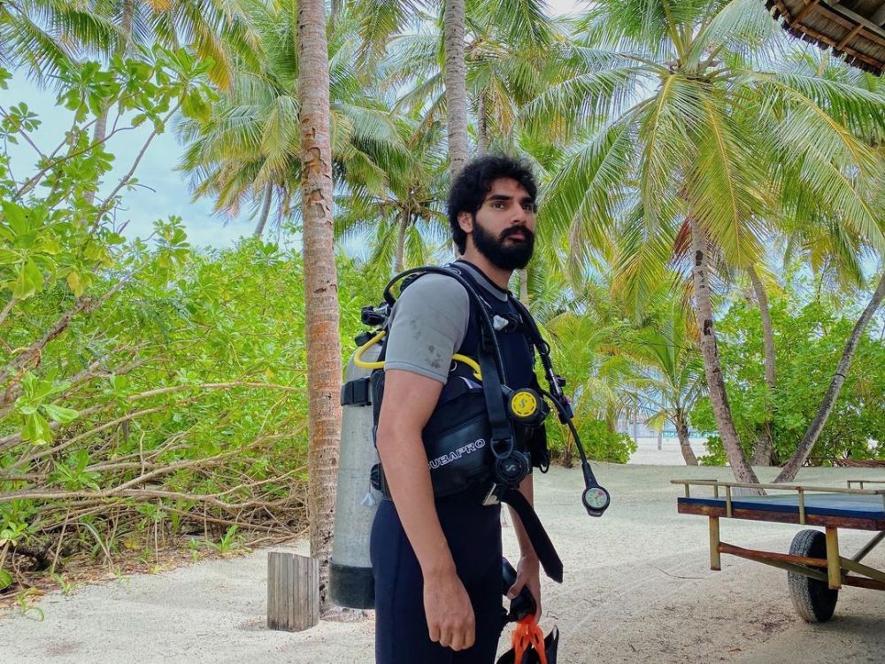 Potret liburan 9 anak seleb India, Ahan Shetty diving di Maldives