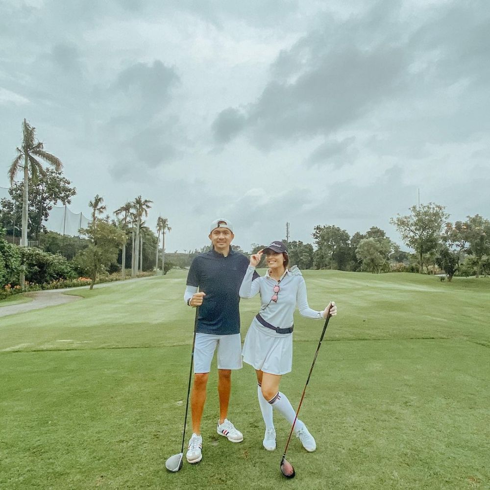Gaya 8 seleb cantik saat main golf, memesona