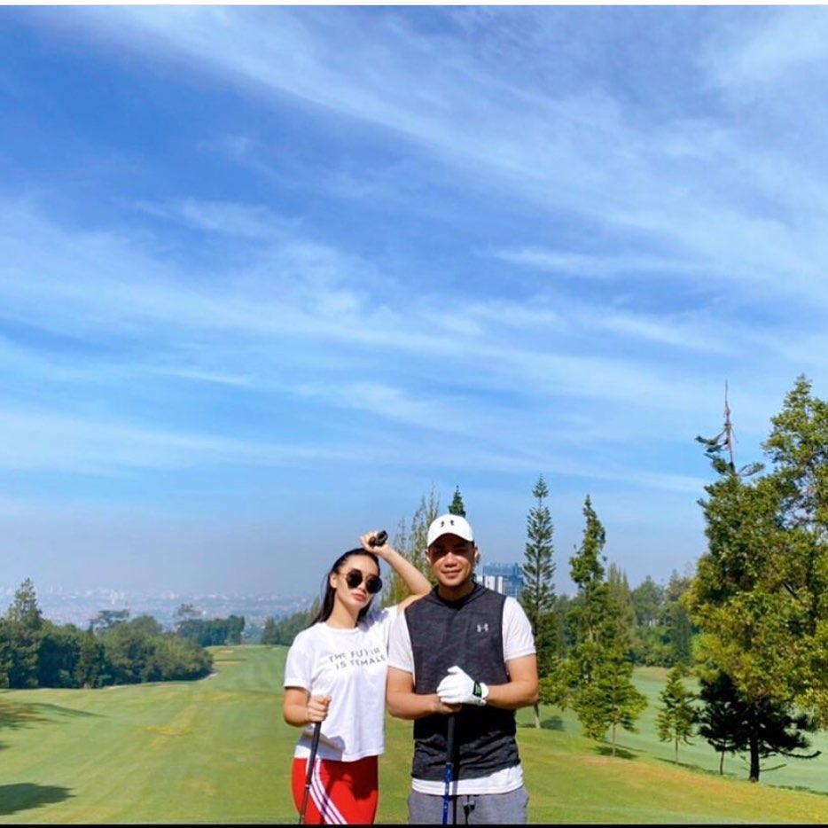 Gaya 8 seleb cantik saat main golf, memesona
