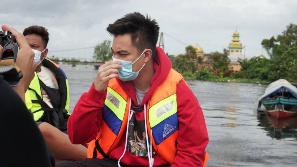 7 Momen Baim Wong kunjungi korban banjir Kalsel, tuai pujian