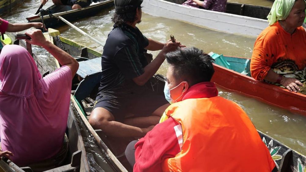 7 Momen Baim Wong kunjungi korban banjir Kalsel, tuai pujian