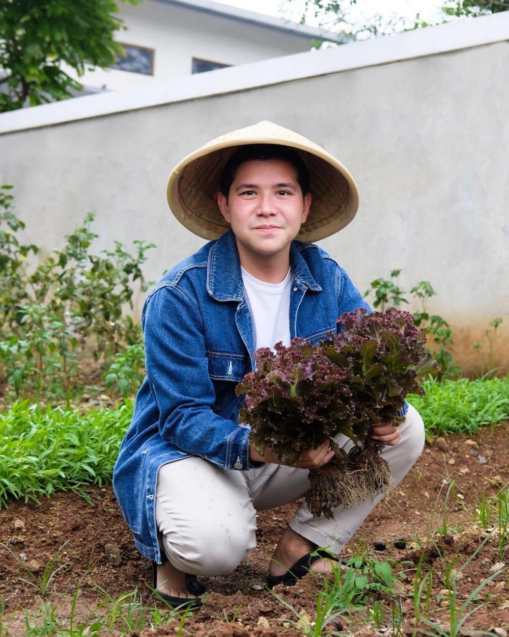 6 Seleb pria gemar berkebun, ada yang jadi petani kota saat PSBB