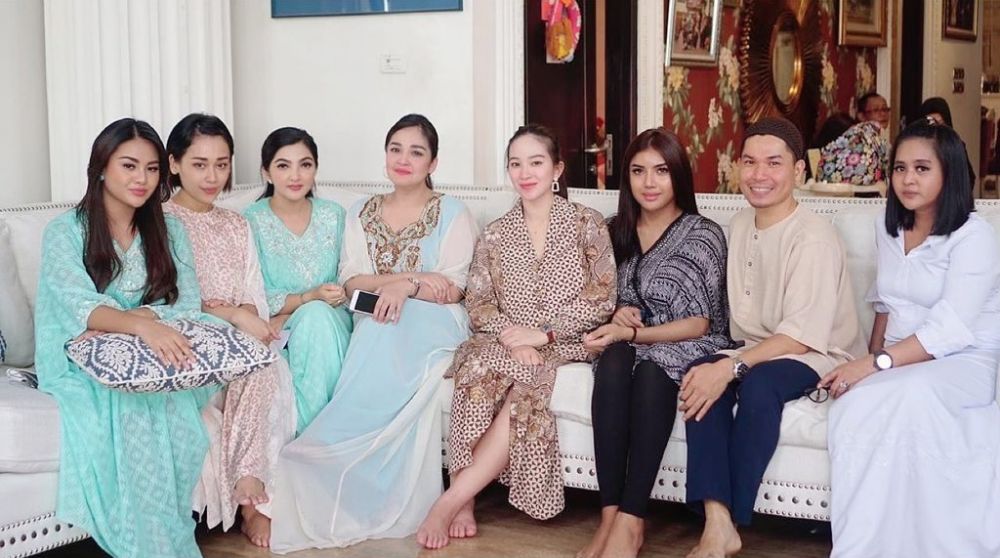 9 Potret kompak Ashanty dan Millendaru, bak pinang dibelah dua