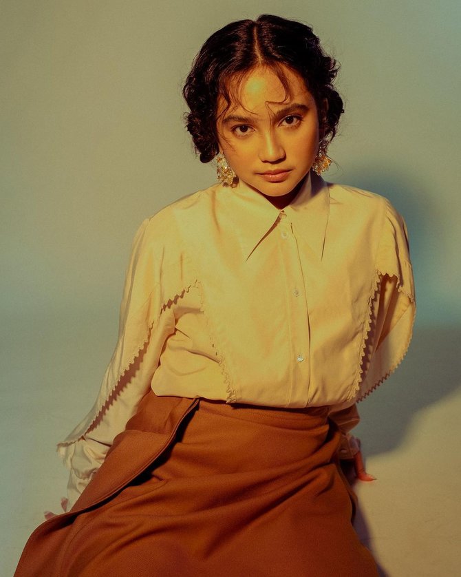 Gaya pemotretan 7 seleb dengan konsep retro, bikin nostalgia