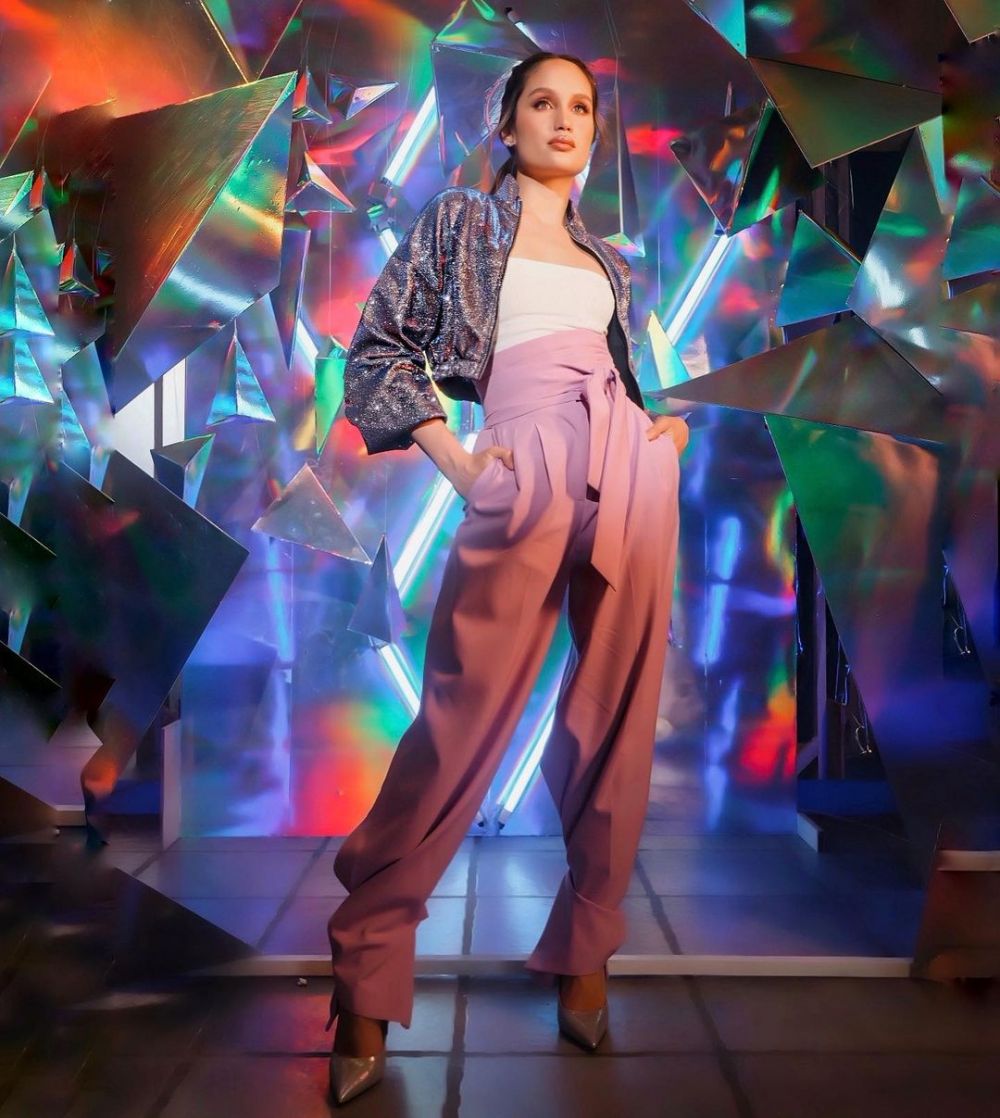 Gaya pemotretan 7 seleb dengan konsep retro, bikin nostalgia