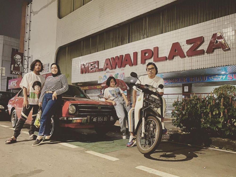 Gaya pemotretan 7 seleb dengan konsep retro, bikin nostalgia