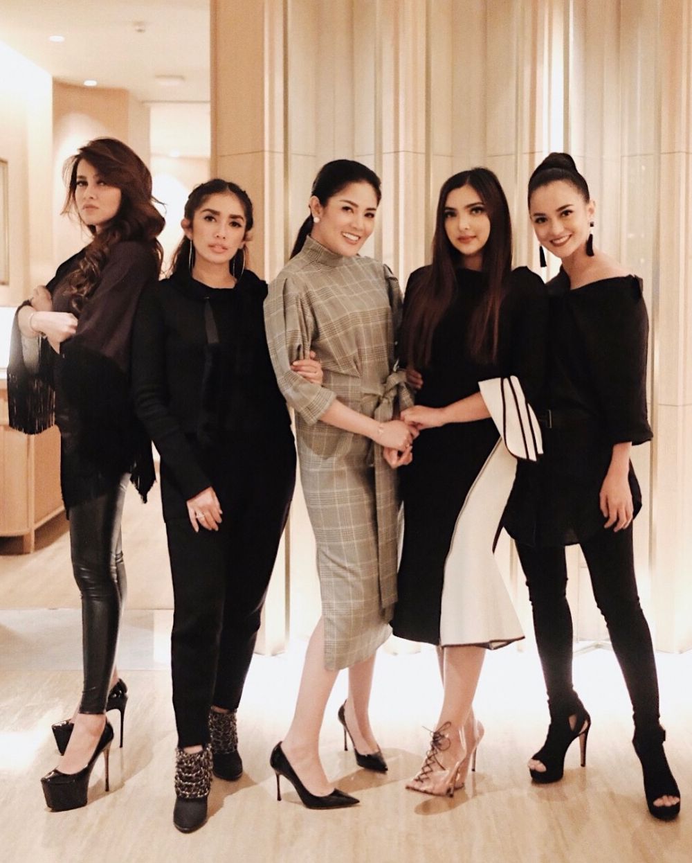 10 Potret Nindy Ayunda dan geng artis, stylish dan memesona
