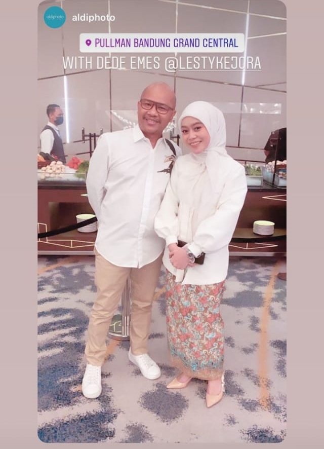 8 Potret Lesty Kejora di pertunangan Ali Syakieb, gayanya imut