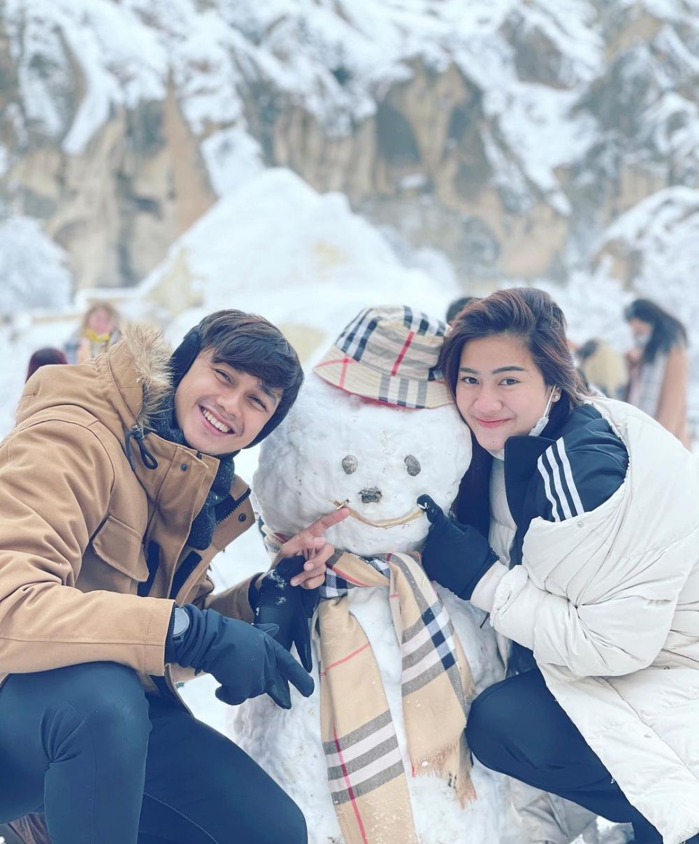 Potret bulan madu 8 pesinetron, ada yang jalani prosesi sakral