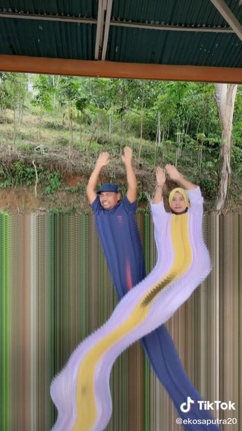 10 Potret absurd pakai filter Time Warp Waterfall di TikTok, kocak