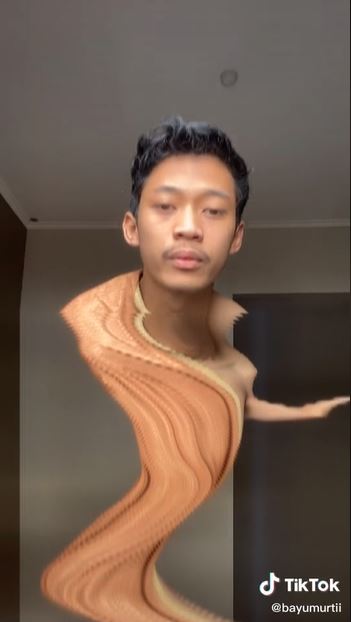 10 Potret absurd pakai filter Time Warp Waterfall di TikTok, kocak