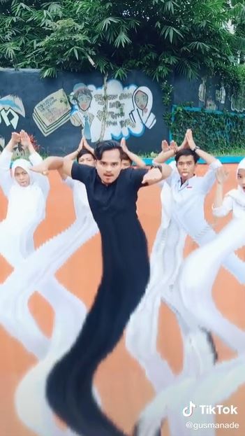 10 Potret absurd pakai filter Time Warp Waterfall di TikTok, kocak