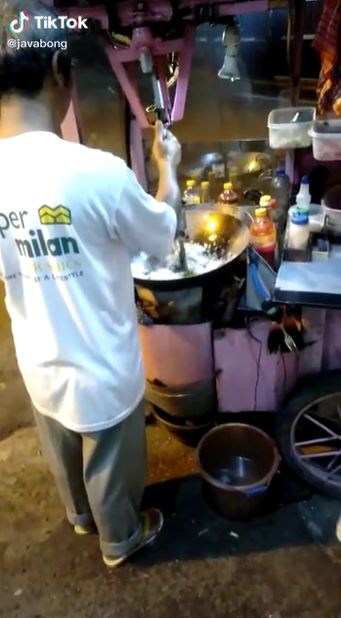 Inovasi viral tukang nasi goreng keliling, bikin tak capek mengaduk