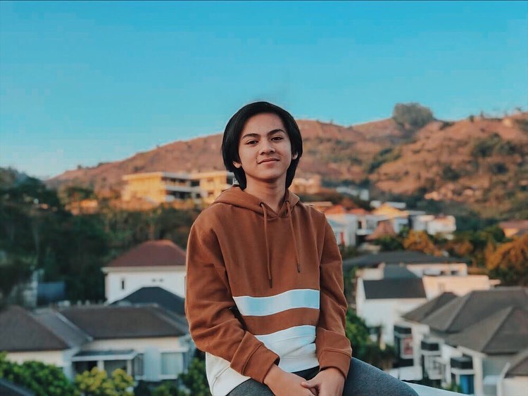 10 Potret transformasi gaya rambut Rey Bong, menggemaskan sampai cool