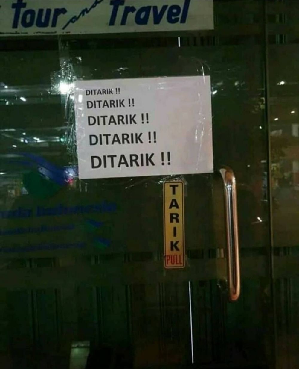 10 Instruksi yang tertempel di pintu ini bikin mikir dua kali
