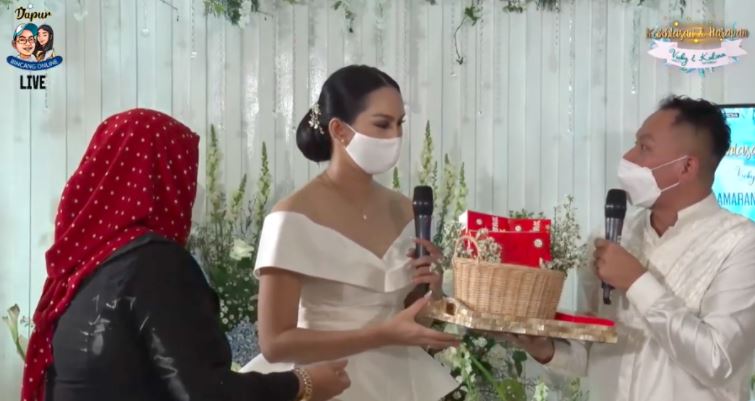 10 Momen lamaran Vicky Prasetyo dan Kalina Oktarani, penuh haru