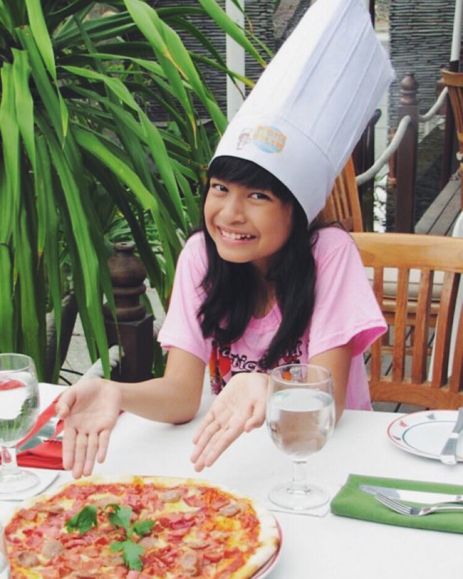 10 Potret Hanggini saat awal karier, rambut berponi jadi ciri khas