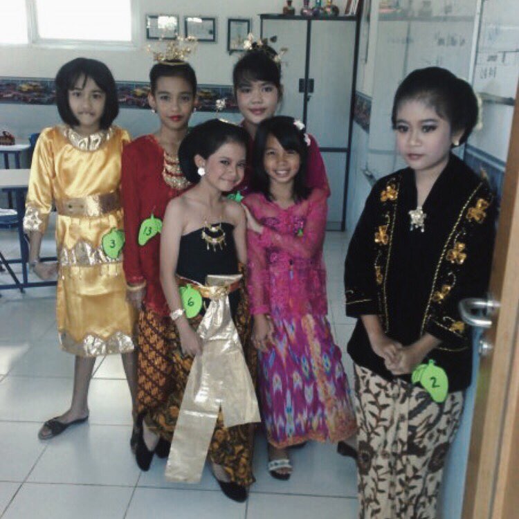 10 Potret Hanggini saat awal karier, rambut berponi jadi ciri khas