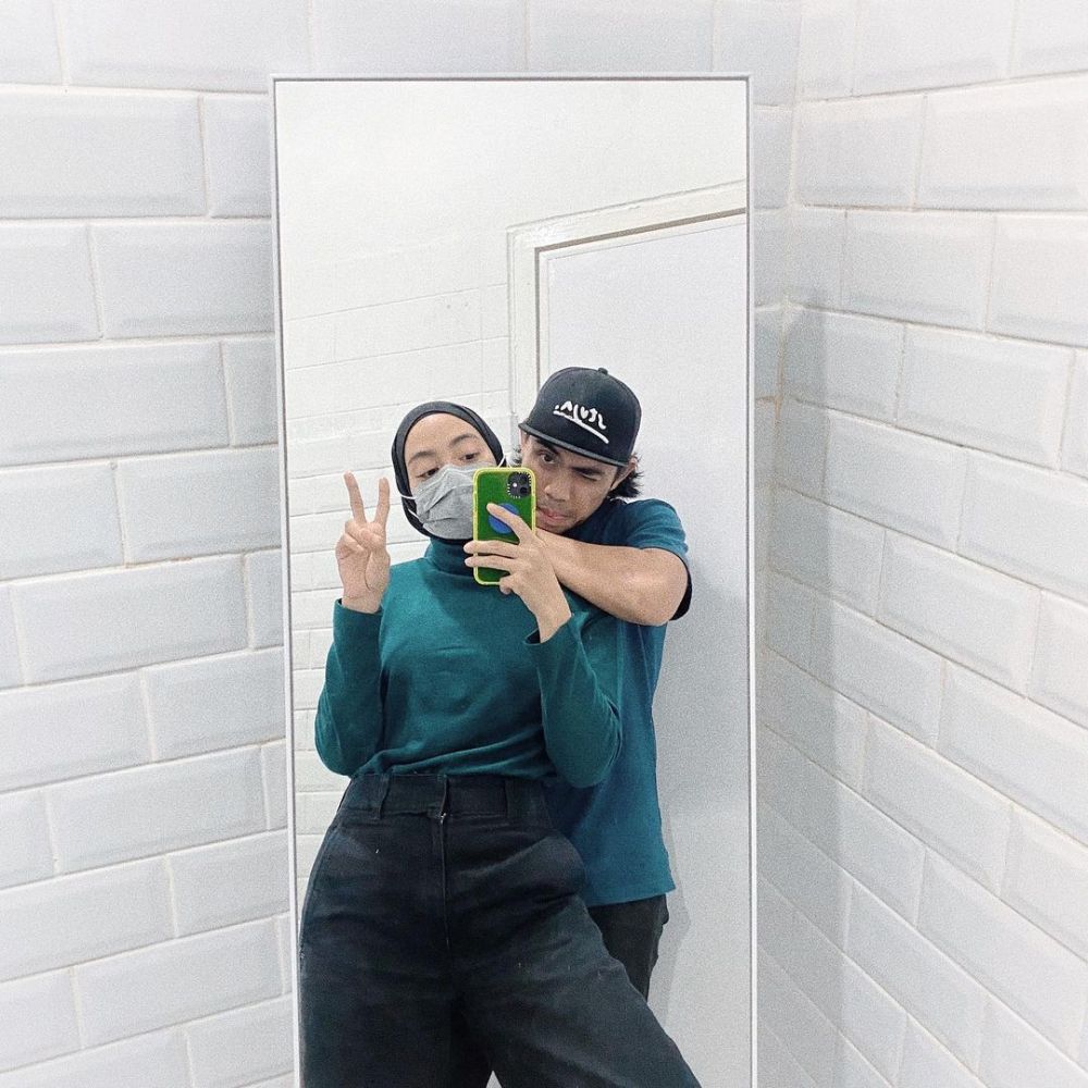 Potret kece 10 seleb kembaran baju dengan pasangan, ada Arya Saloka
