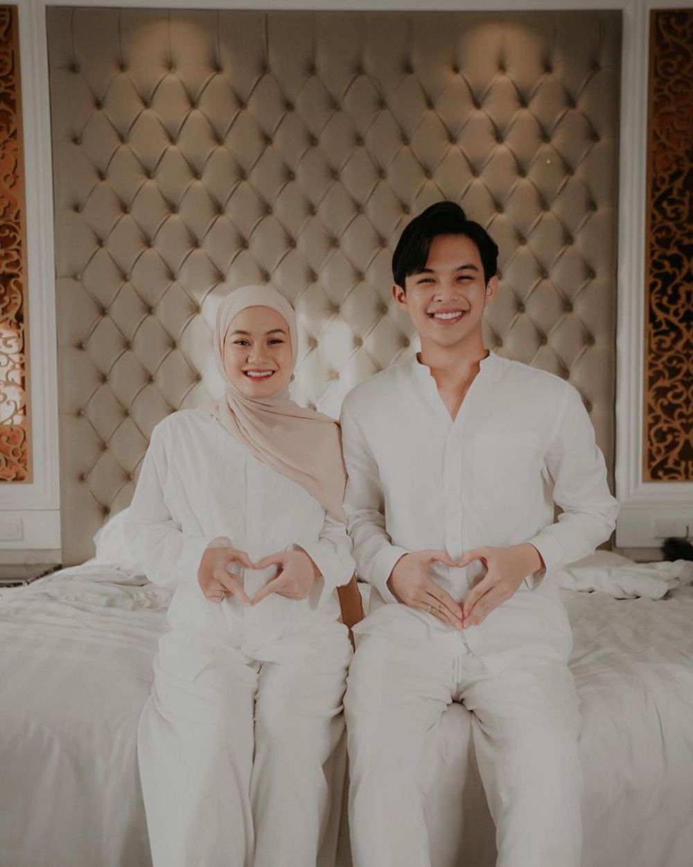 Potret kece 10 seleb kembaran baju dengan pasangan, ada Arya Saloka