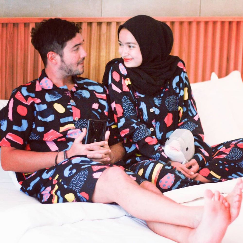 Potret kece 10 seleb kembaran baju dengan pasangan, ada Arya Saloka