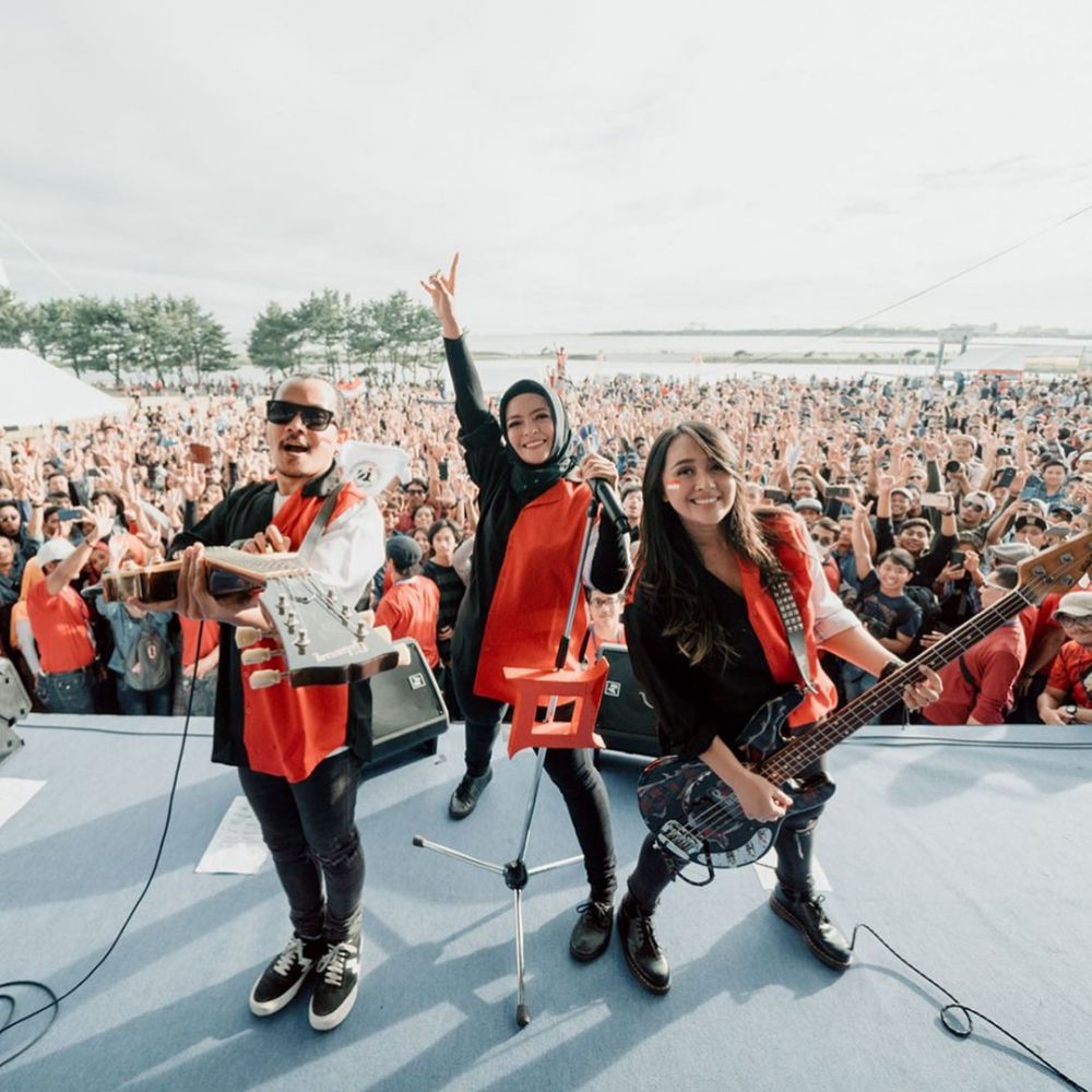 Kangen manggung, ini 8 potret totalitas Tantri Kotak saat konser