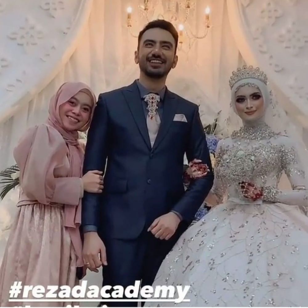 Gaya 8 jebolan D'Academy dan LIDA di pernikahan Reza & Valda, memesona